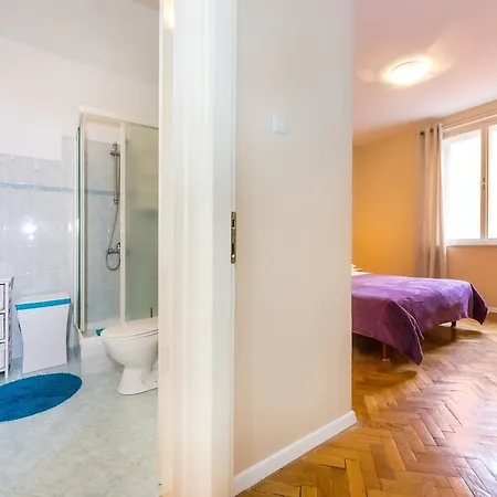 Apartament Colona *